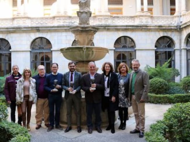 Autoridades y premiados en el patio del palacio Provincial