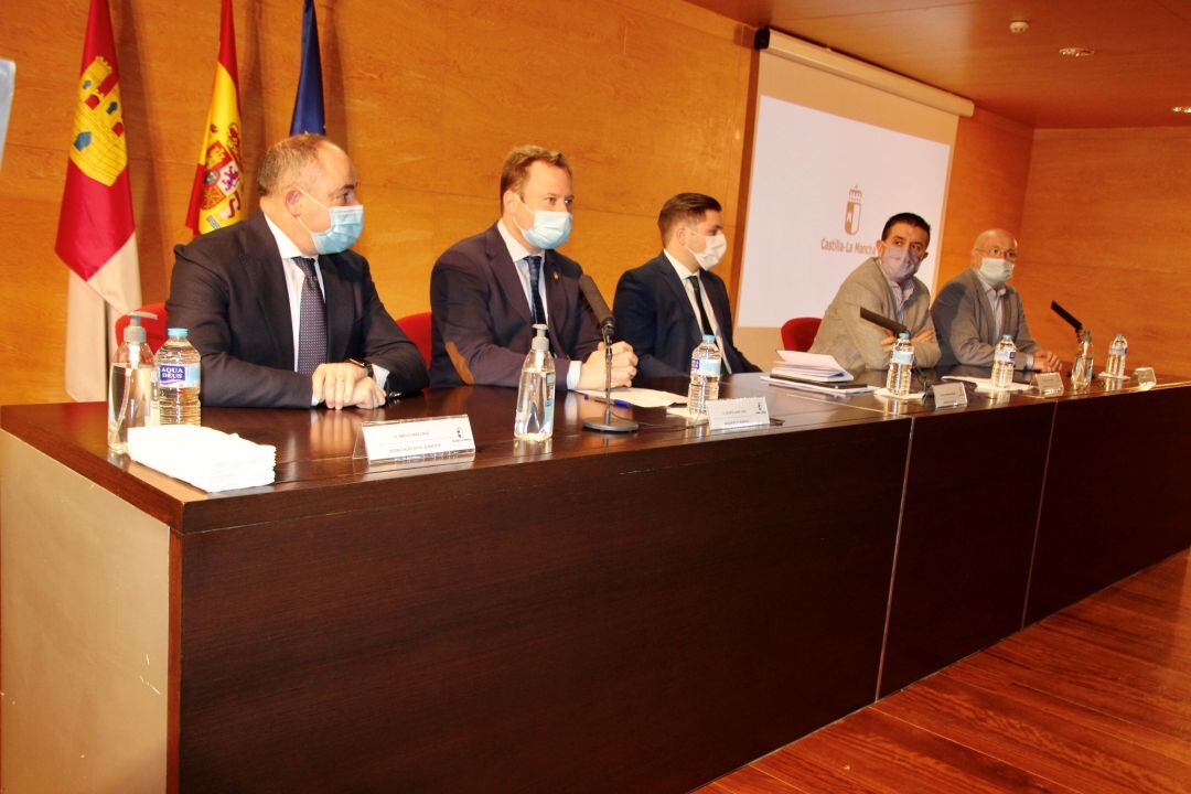 Emilio Sáez, Vicente Casañ, Nacho Hernando, Santiago Cabañero y Pedro Antonio Ruíz Santos en la presentación del acuerdo logístico en la Fábrica de Harinas de Albacete. 