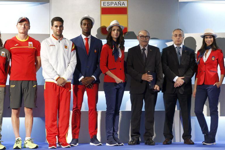 El presidente del Comité Olímpico Español (COE), Alejandro Blanco (2d), y el fundador de la empresa española JOMA, Frutuoso López (3d), junto a los deportistas; el piragüista Marcus Cooper (i) y el jugador de Hockey Andrés Mir (2i) presentan la uniformida