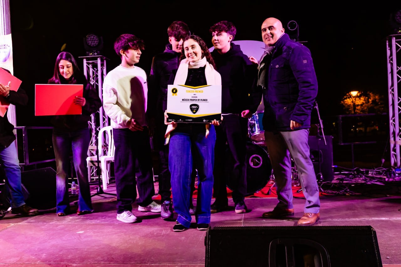 Charlotte Valgreen recogiendo el premio