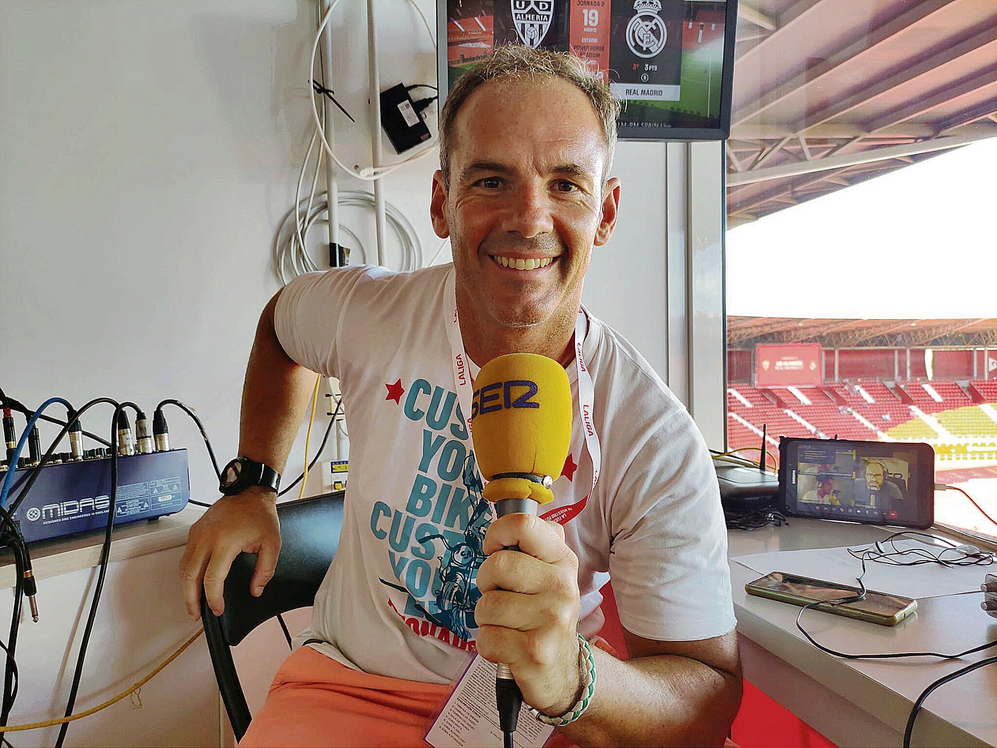Antonio Romero, en la cabina de SER Almería.