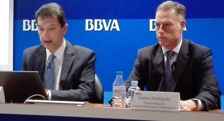 Responsable de Análisis Macroeconómico de BBVA Research, Rafael Domènech (iz) y director de la regional Este de BBVA, Carlos Rodríguez (d)