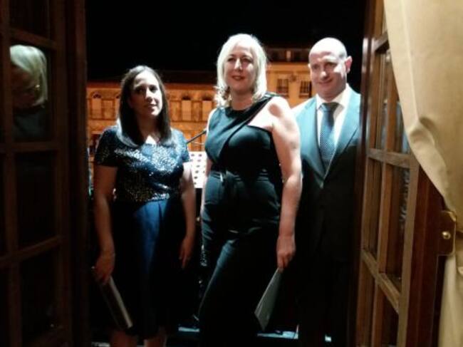 La pregonera, María Isabel Peralta (centro), acompañada por el alcadle y la concejala de Festejos, en el balcón del Ayuntamiento, al terminar el pregón