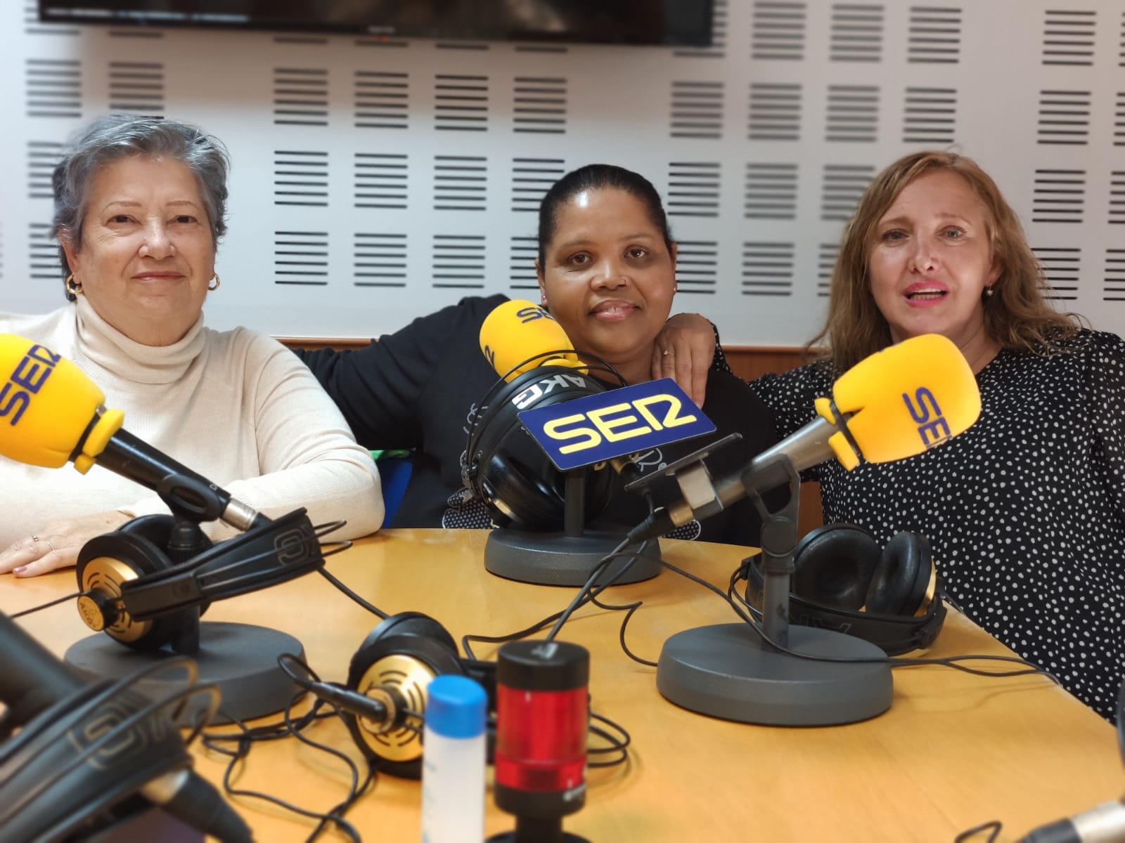 Máxima Tapia, madre de Lucas Feliz (En el centro), en los estudios de Radio Lorca SER, acompañada de Isabel María Ruiz(derecha), presidenta del Club de Fans de Lucas Feliz.