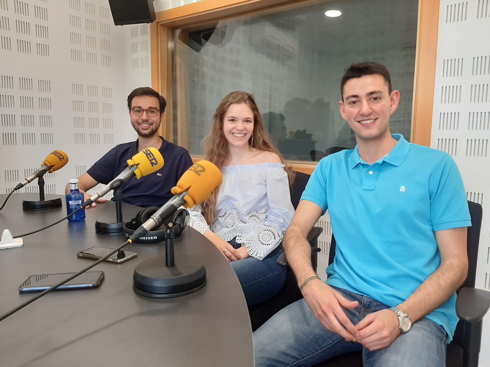 Parte del equipo ha visitado este miércoles los estudios de ‘Hoy por Hoy Madrid Sur’: de izquierda a derecha, Carlos Aldea, Nazaret González y Luis Doménech.