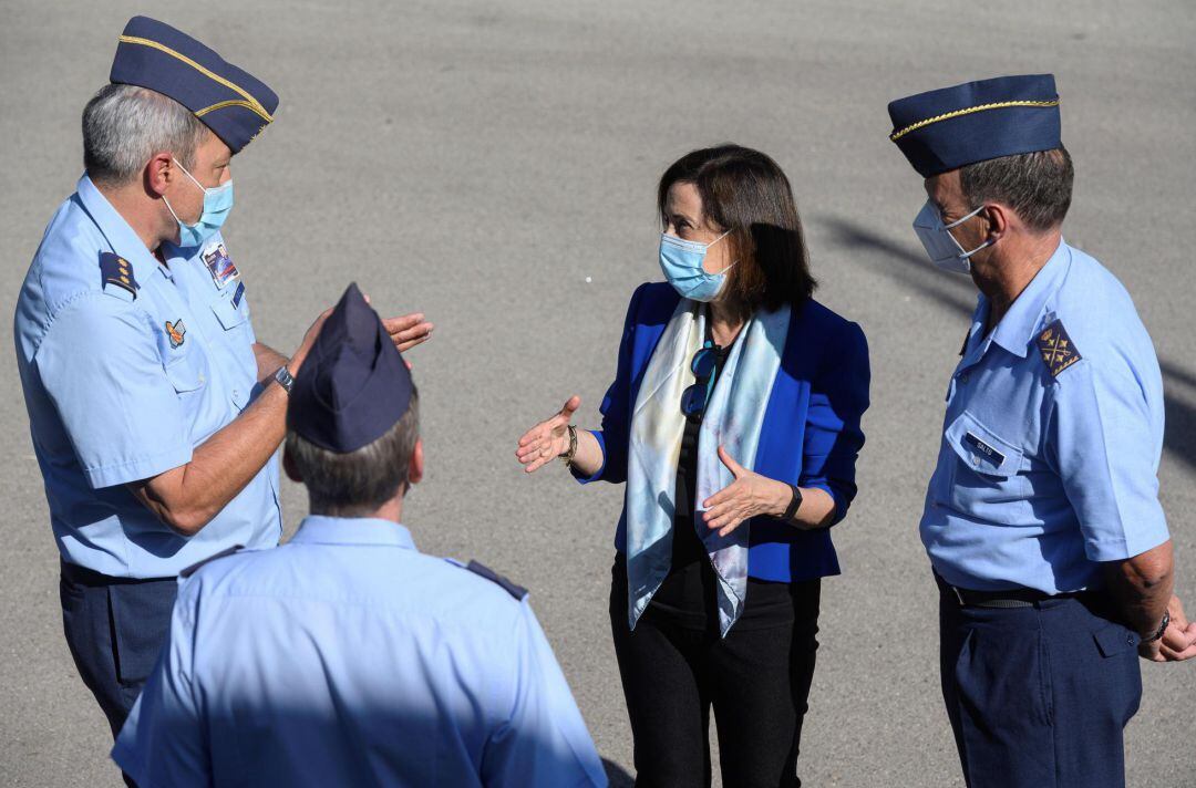 La Ministra de Defensa, Margarita Robles (2d), visita a las instalaciones del Centro del sistemas Aeroespacales de Observación (CESAEROB) en la Base Aérea de Torrejón, este jueves. 