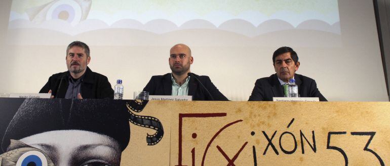 GRA342. GIJÓN, 16.11.2015.- El director del Festival Internacional de Cine de Gijón, Nacho Carballo (i), acompañado por el concejal de Cultura, Jesús Martínez Salvador (c), y el representante de Liberbank Santiago Herreros (d), durante la presentación oficial hoy del certamen que se realizará entre el 20 y el 28 de noviembre próximo. EFE.Juan González