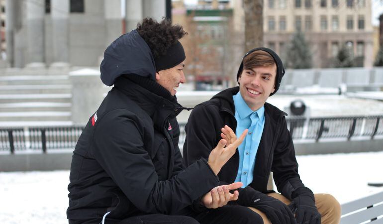 El asentimiento, el contacto visual o la sonrisa son herramientas que mejoran la comunicación personal