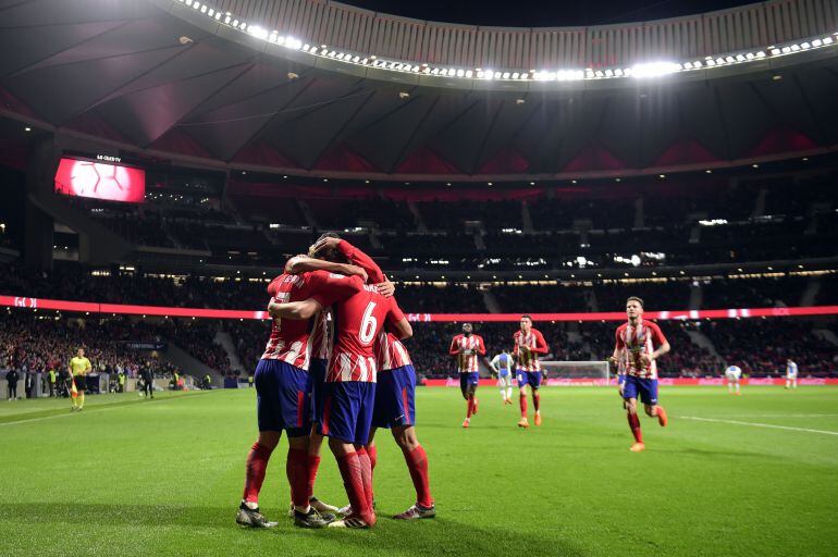 Los jugadores del Atlético celebran uno de los goles de Griezmann ante el Leganés