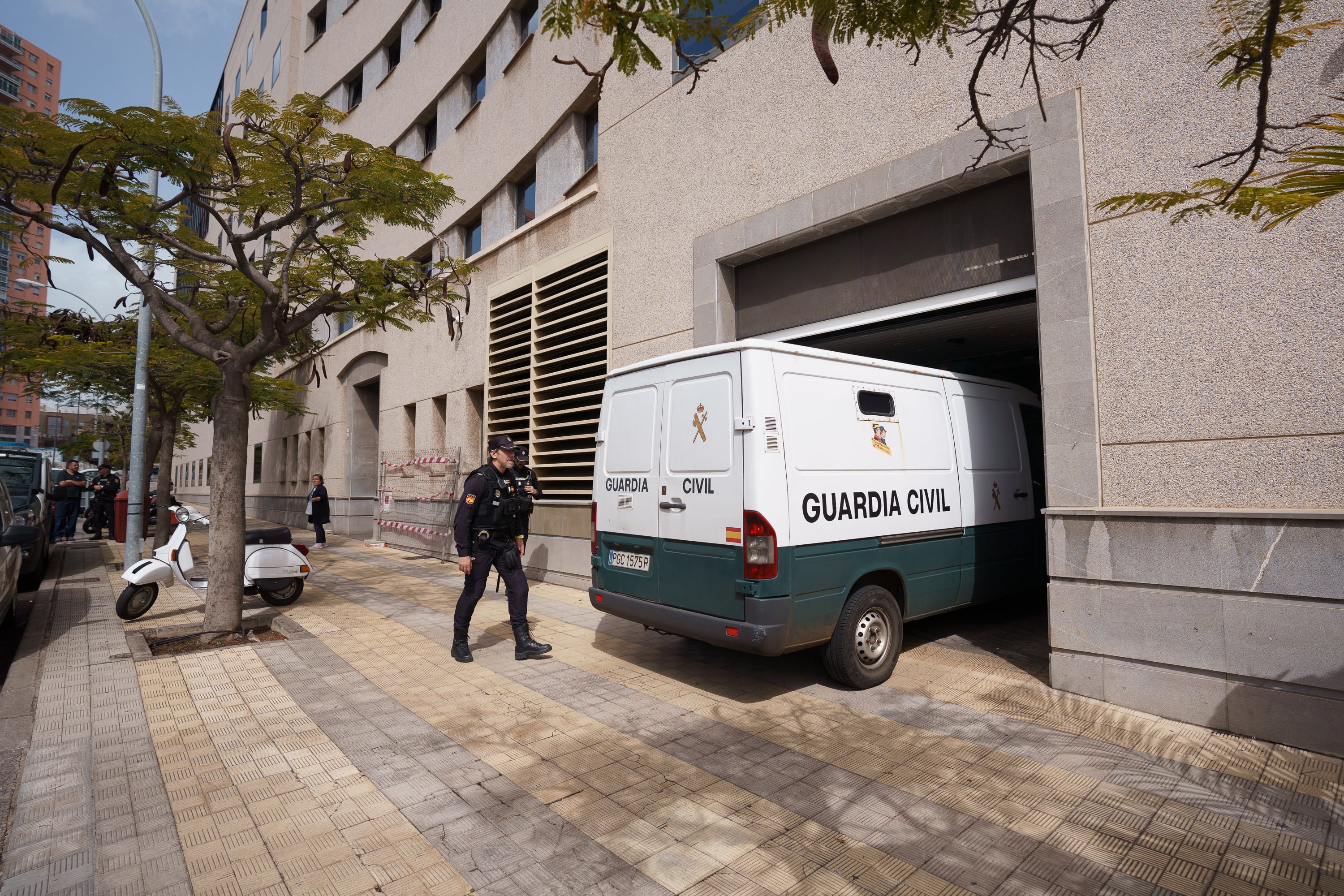 GRAFCAN6023. SANTA CRUZ DE TENERIFE, 22/02/2023.- Un vehículo de la Guardia Civil entra en el garaje de la Audiencia Provincial de Santa Cruz de Tenerife, donde este miércoles la juez de Santa Cruz de Tenerife al cargo del &quot;caso Mediador&quot; interroga al exdiputado del PSOE en el Congreso Juan Bernardo Fuentes Curbelo, detenido el lunes pasado como presunto cabecilla político de la trama que extorsionaba a empresarios del sector ganadero o alimentario a cambio de evitar inspecciones o agilizar ayudas. EFE/ Ramón De La Rocha
