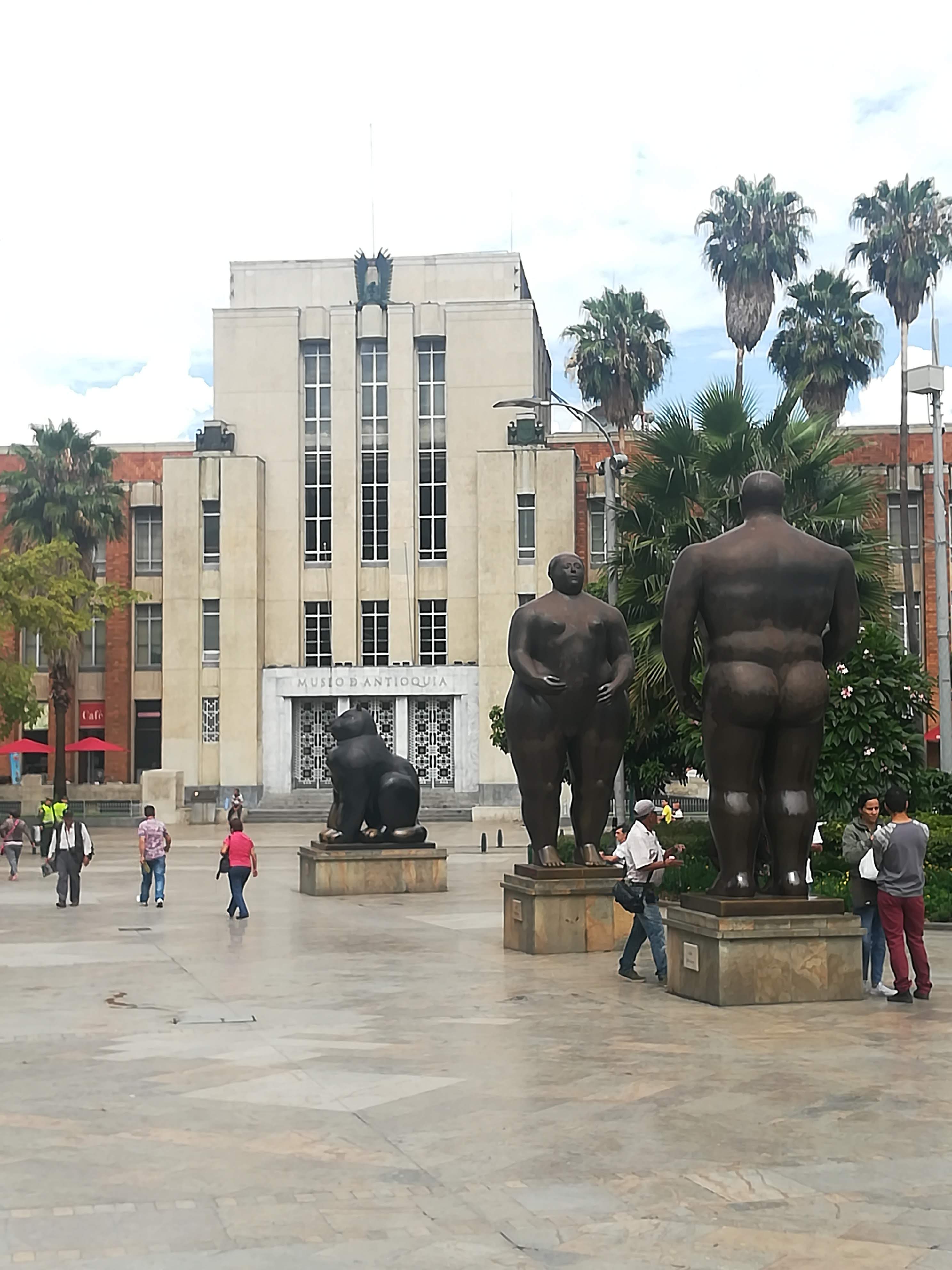 La plaza del Museo de Antioquía en Medellín, Colombia, muestra obra de Botero dentro y fuera del edificio