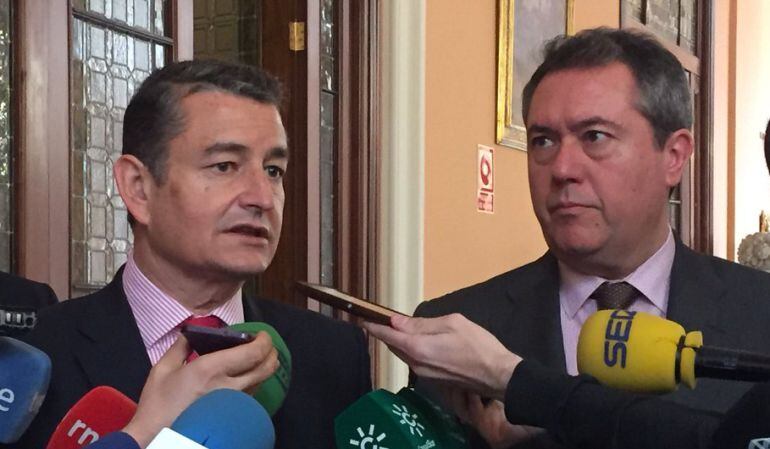 El delegado del Gobierno en Andalucía, Antonio Sanz, y el alcalde de Sevilla, Juan Espadas, durante su comparecencia de este viernes en el Ayuntamiento hispalense