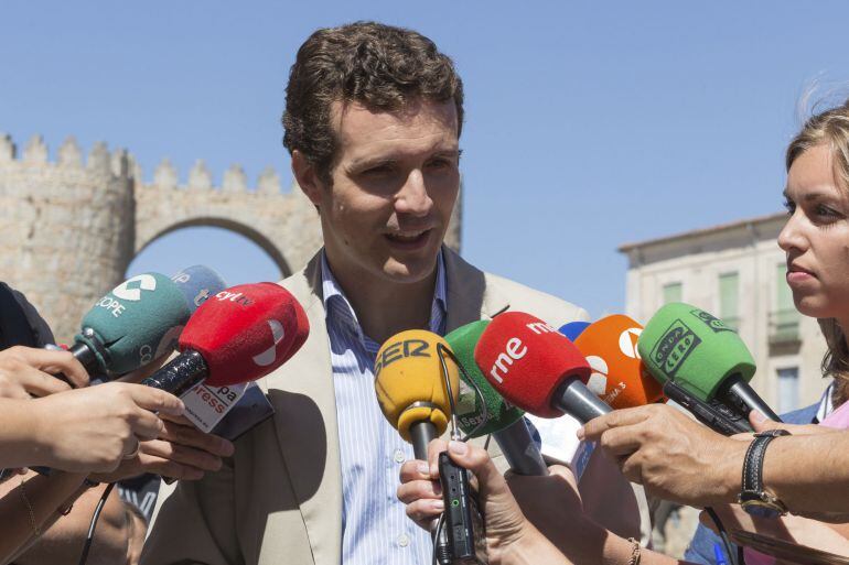 El vicesecretario de Comunicación del Partido Popular, Pablo Casado, atiende a los medios