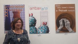 La concejala de Cultura junto al cartel ganador (centro) de la Feria de la Cerámica