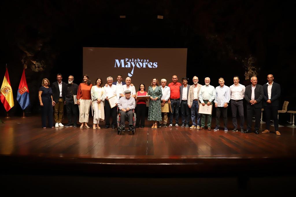 Foto de familia de las personas que fueron reconocidas.