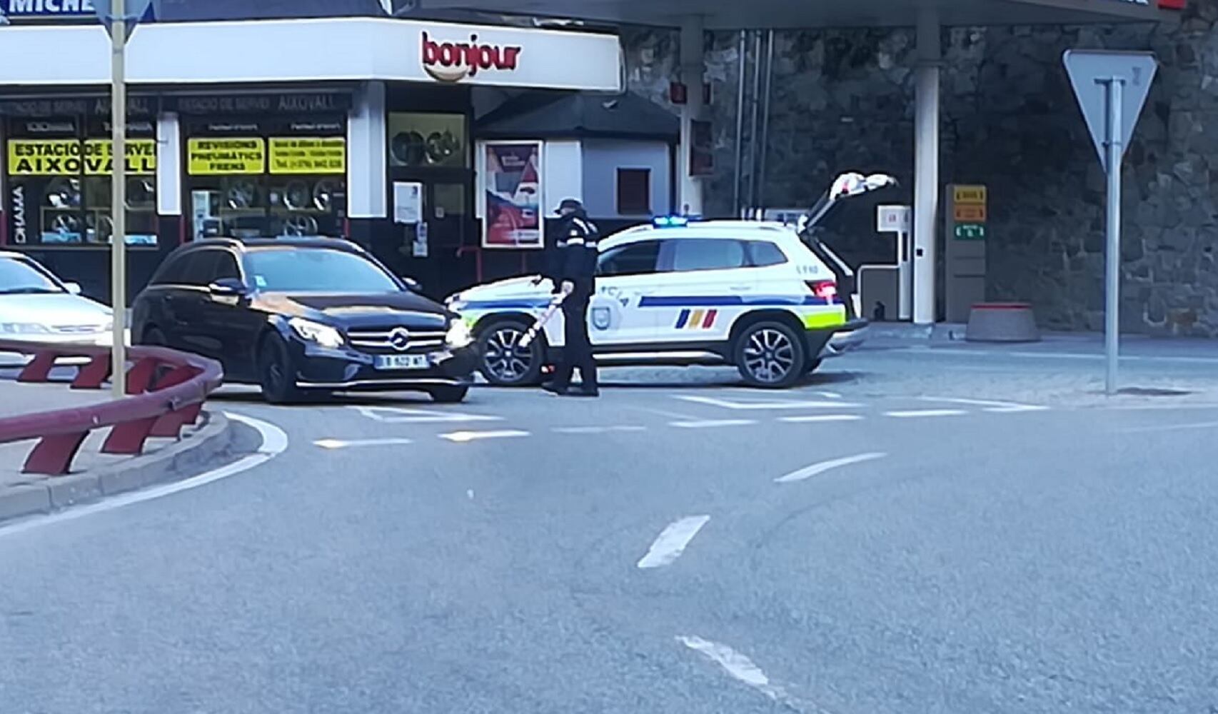 Controls policials per buscar els autors d'un robatori en una joieria de la capital.