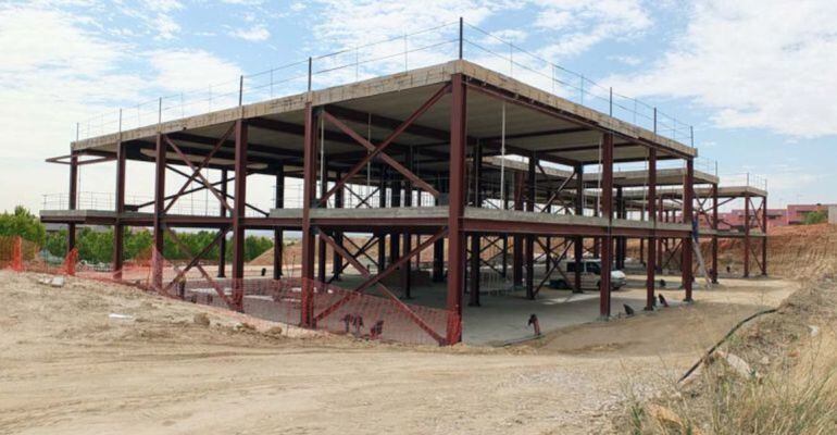 De momento sólo se han ejecutado la cimentación y la plataforma base