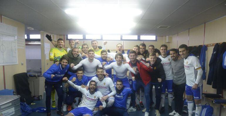 Los jugadores del Real Zaragoza celebran la victoria en el vestuario
