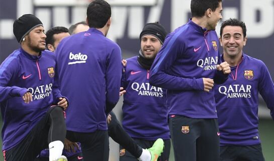 (L to R) Barcelona&#039;s Brazilian forward Neymar da Silva Santos Junior, Barcelona&#039;s midfielder Sergio Busquets, Barcelona&#039;s defender Jordi Alba, Barcelona&#039;s defender Marc Bartra and Barcelona&#039;s midfielder Xavi Hernandez take part in a training session at th