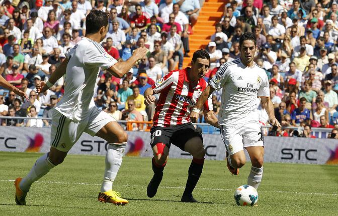 Isco guía el balón ante Aduriz y Cristiano