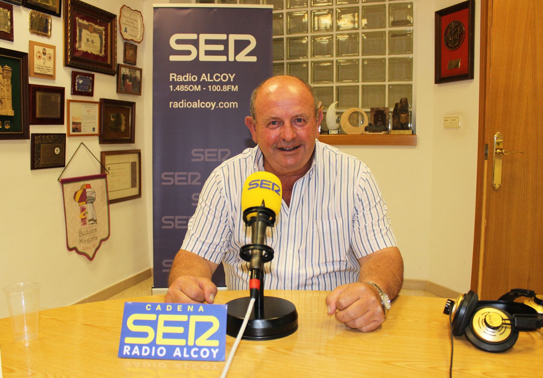 César García, alcalde de Millena, en el estudi central de Radio Alcoy