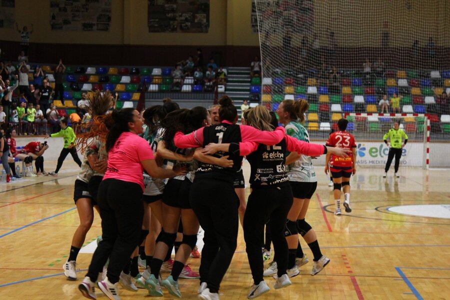 Las jugadoras del Atticgo celebran el pase a la final por el título de Liga