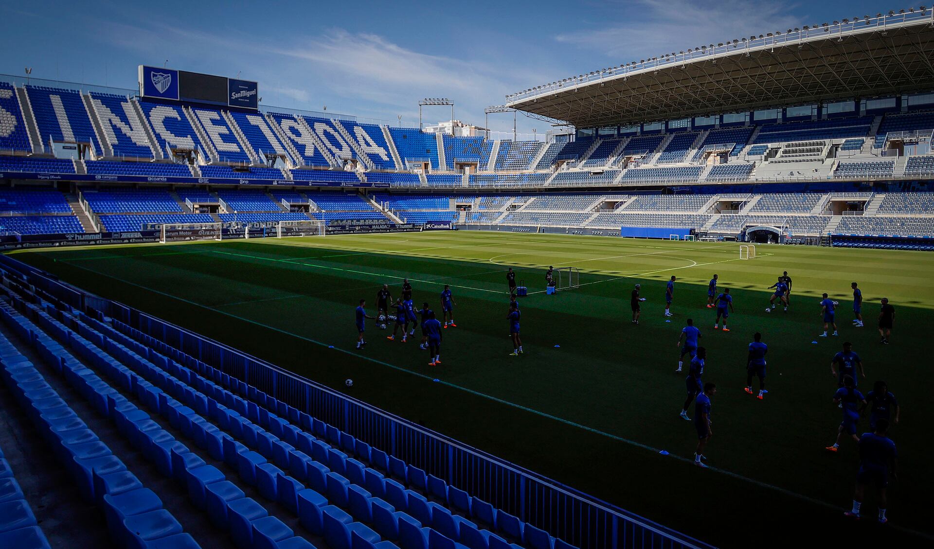 El Málaga da la baja a 18 futbolistas, tras cumplir contrato, terminar su periodo de cesión y acogerse a la cláusula de descenso