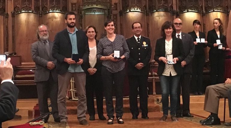 Anna Punsí, al centre de la imatge, al costat de l'alcaldessa Ada Colau, després de rebre la seva Medalla al Mèrit de la Guàrdia Urbana de Barcelona