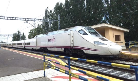 Tren abandonado por el maquinista con un centenar de pasajeros.