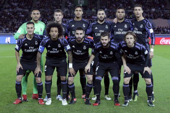 El once inicial del Real Madrid posa antes del partido de semifinales del Mundial de clubes entre el Real Madrid y el Club América de México.