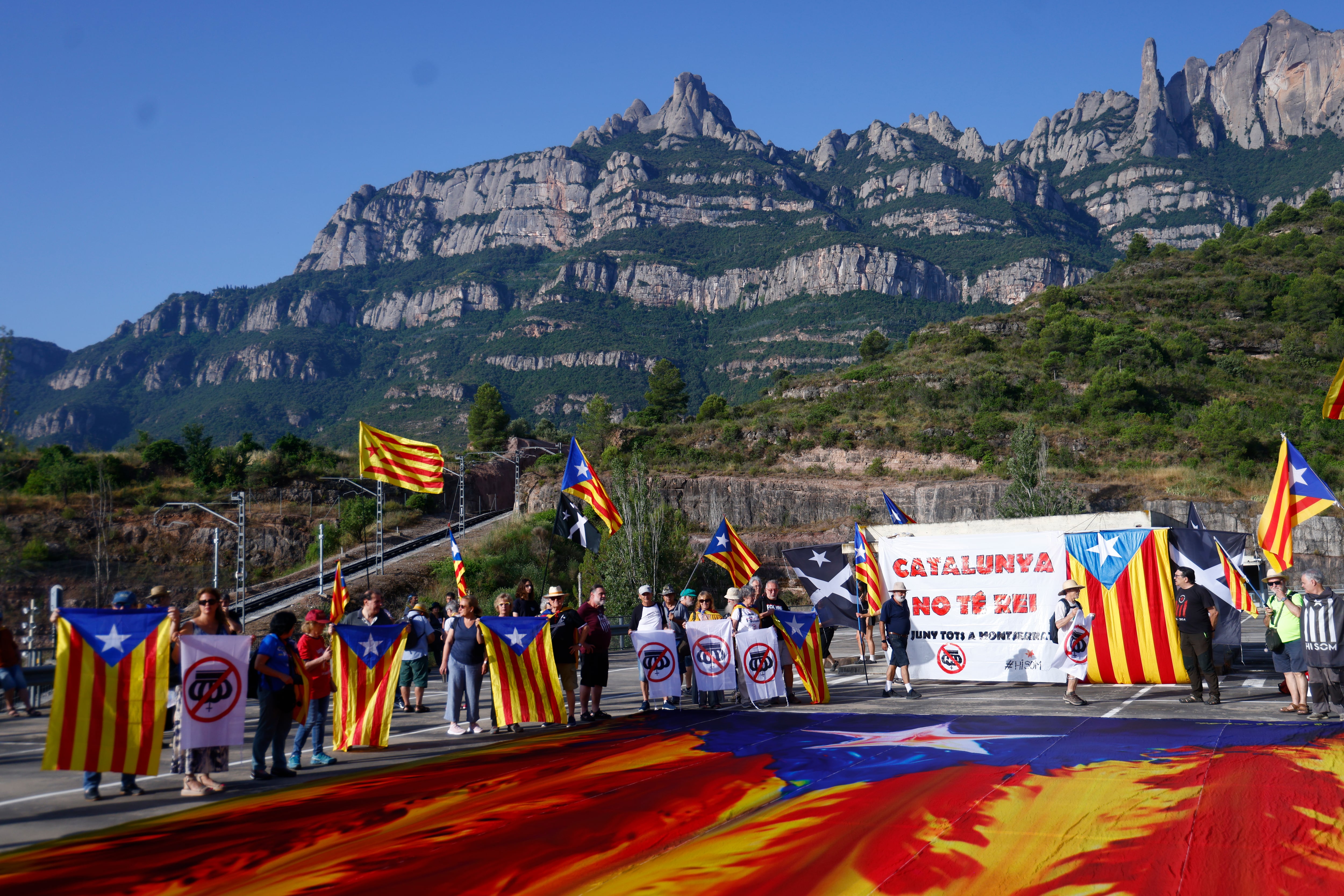 Acto de la ANC desde donde el presidente de la Asamblea Nacional Catalana (ANC), Lluís Llach (c), ha afirmado este lunes desde Monistrol de Montserrat (Barcelona), a los pies del monasterio benedictino, que si &quot;España quiere este rey&quot;, en referencia a Felipe VI, &quot;que se lo quede&quot;.