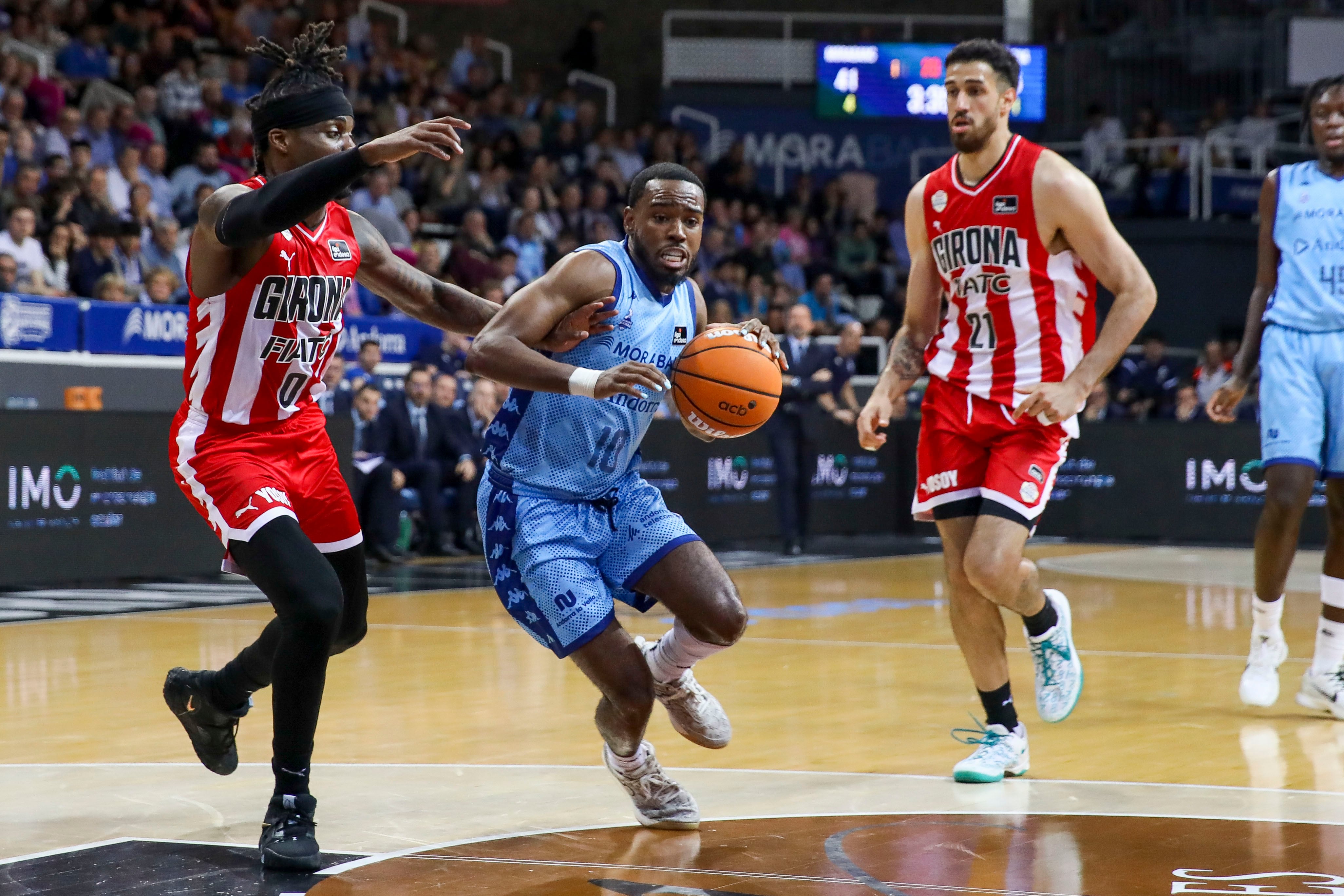 Jerrick Harding amb la pilota davant la defensa d'Ike Iroegbu durant el partit disputat dissabte a la bombonera.