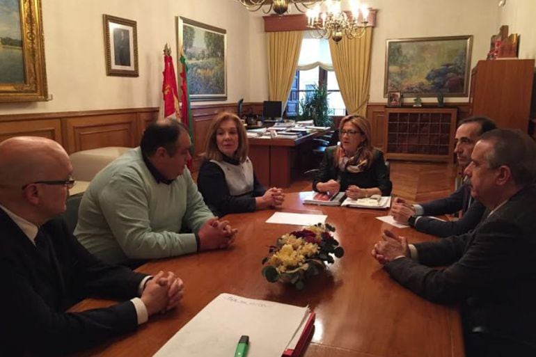 La directiva de la Junta Pro Semana Santa de Zamora en una reunión con los miembros de la Diputación Provincial