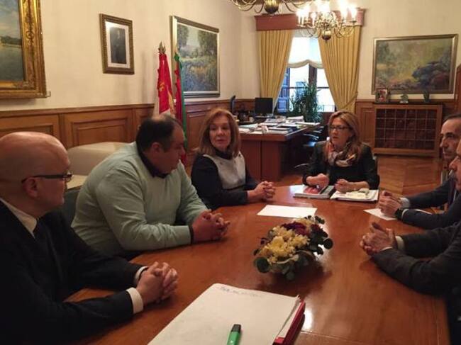 La directiva de la Junta Pro Semana Santa de Zamora en una reunión con los miembros de la Diputación Provincial