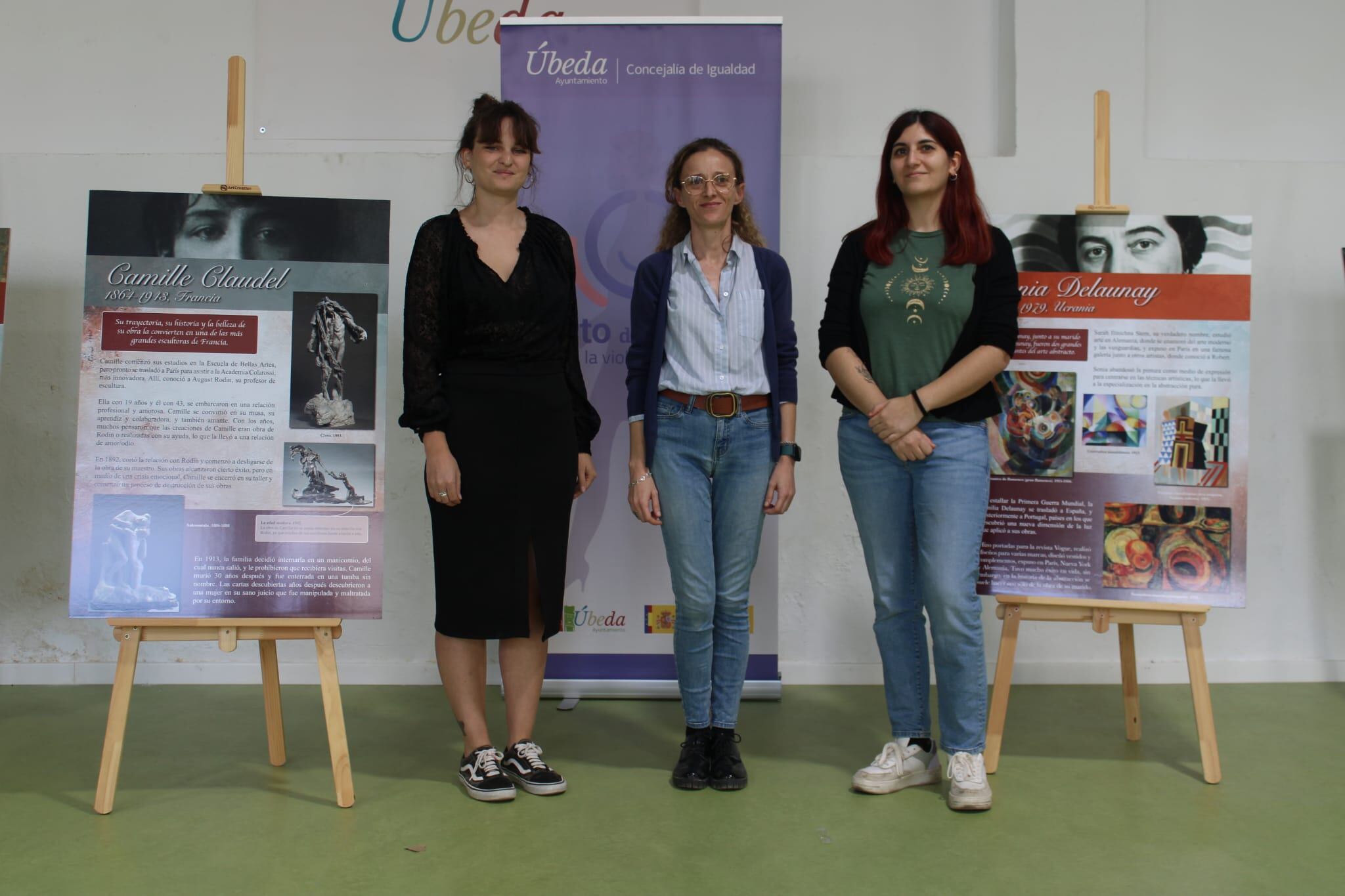 La concejala de Igualdad, Francisca Isabel Millán, inaugura en La Central, la exposición Trazos Invisibles’