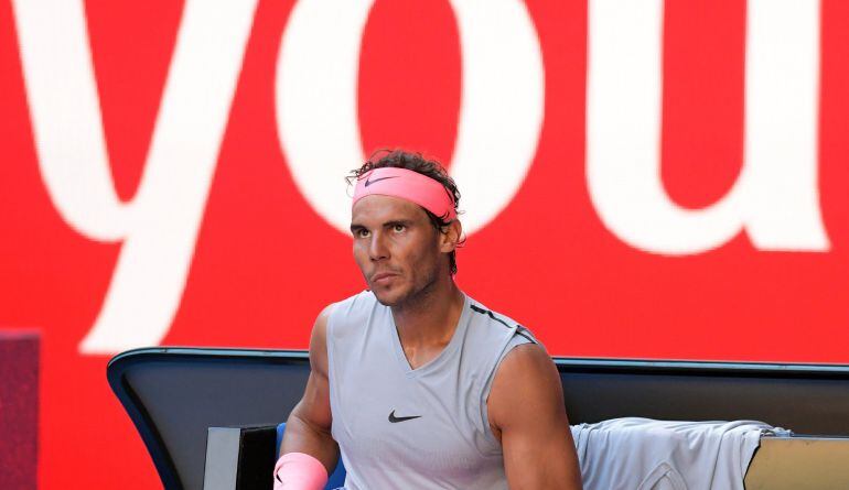 Rafa Nadal descansa durante el partido de segunda ronda contra el argentino Leonardo Meyer en el Abierto de Australia.