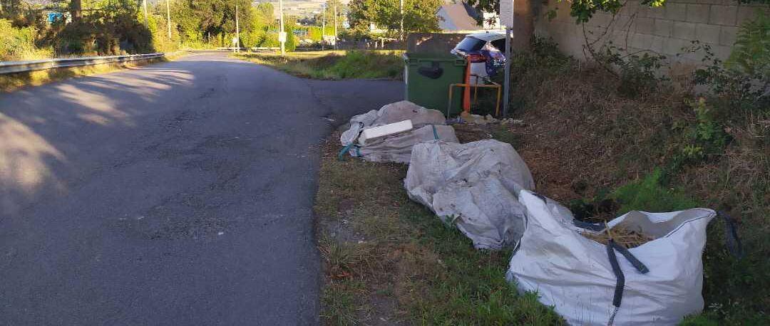 Vertedero incontrolado en A Rocha, Cambre