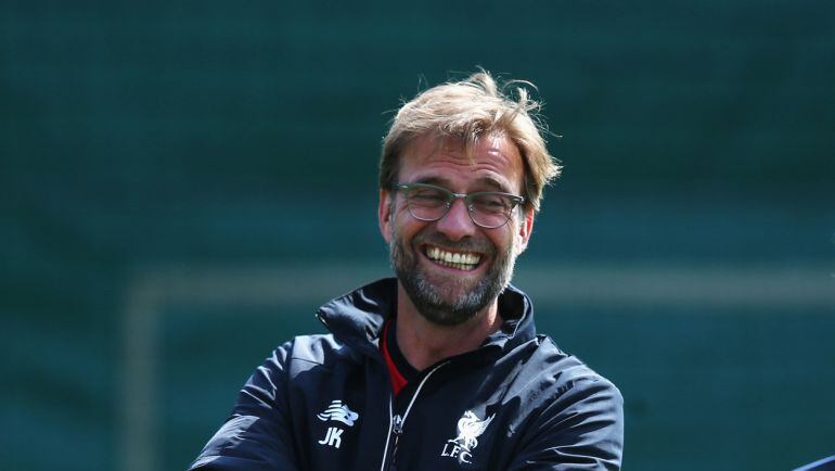 Jurgen Klopp, entrenador del Liverpool, disfruta en un entrenamiento con el Liverpool.