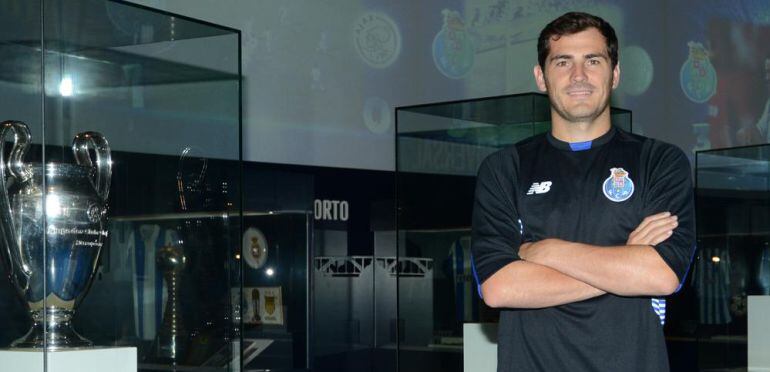 Casillas posa con su nueva camiseta en el Museo del Oporto