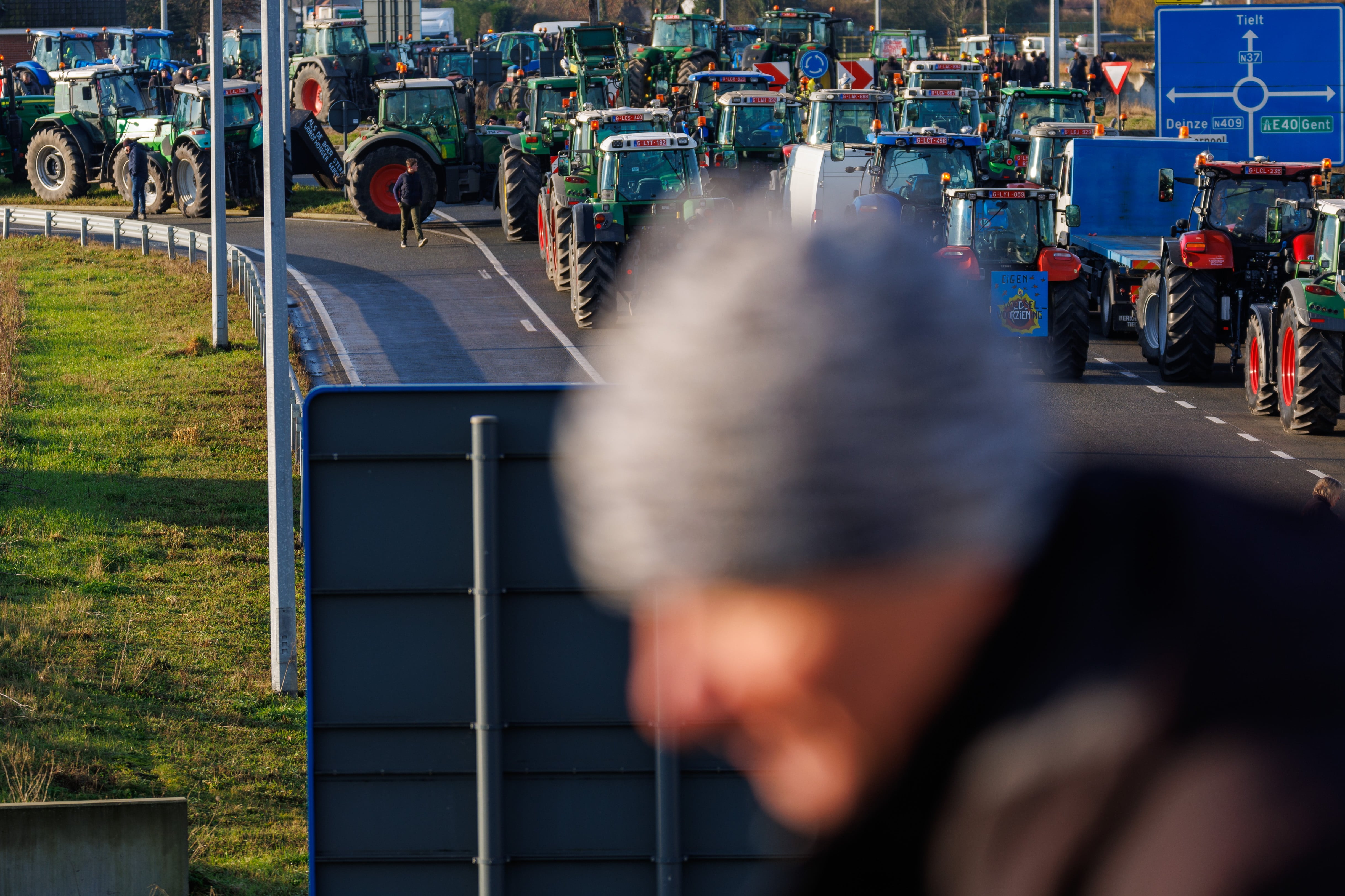 Los agricultores belgas bloquean la carretera para protestar contra la disminución de sus ingresos