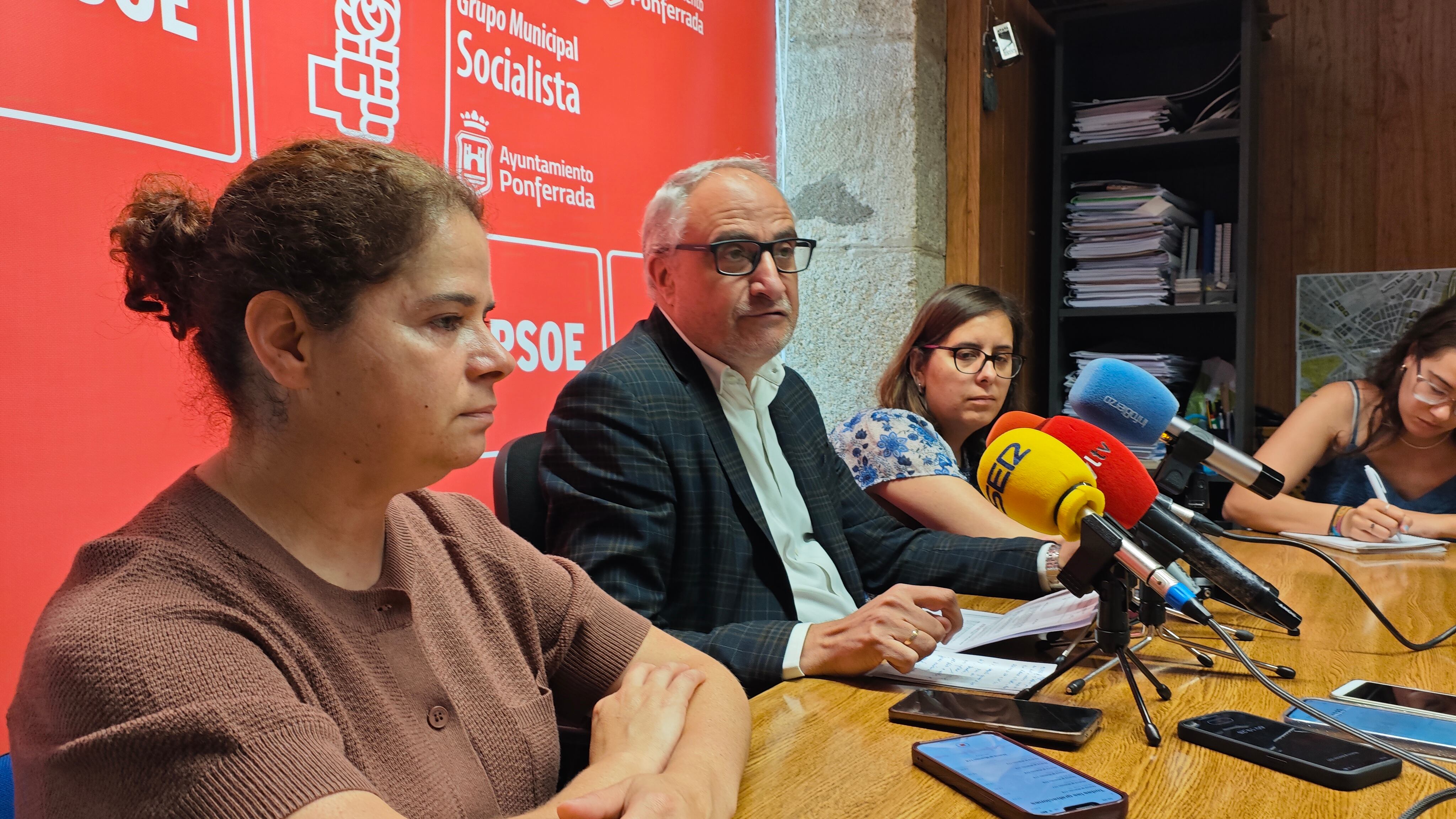 El portavoz del PSOE, Olegario Ramón en la rueda de prensa
