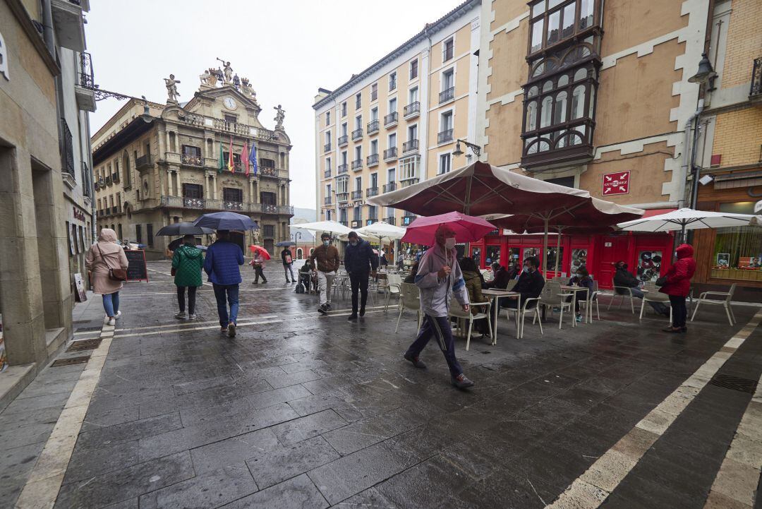 Varias personas pasan por la Plaza del Ayuntamiento