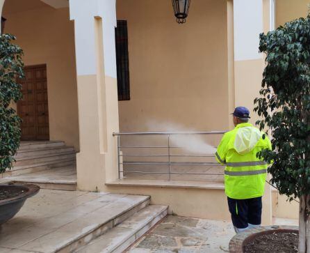 Desinfección de los espacios municipales y públicos en Xeraco