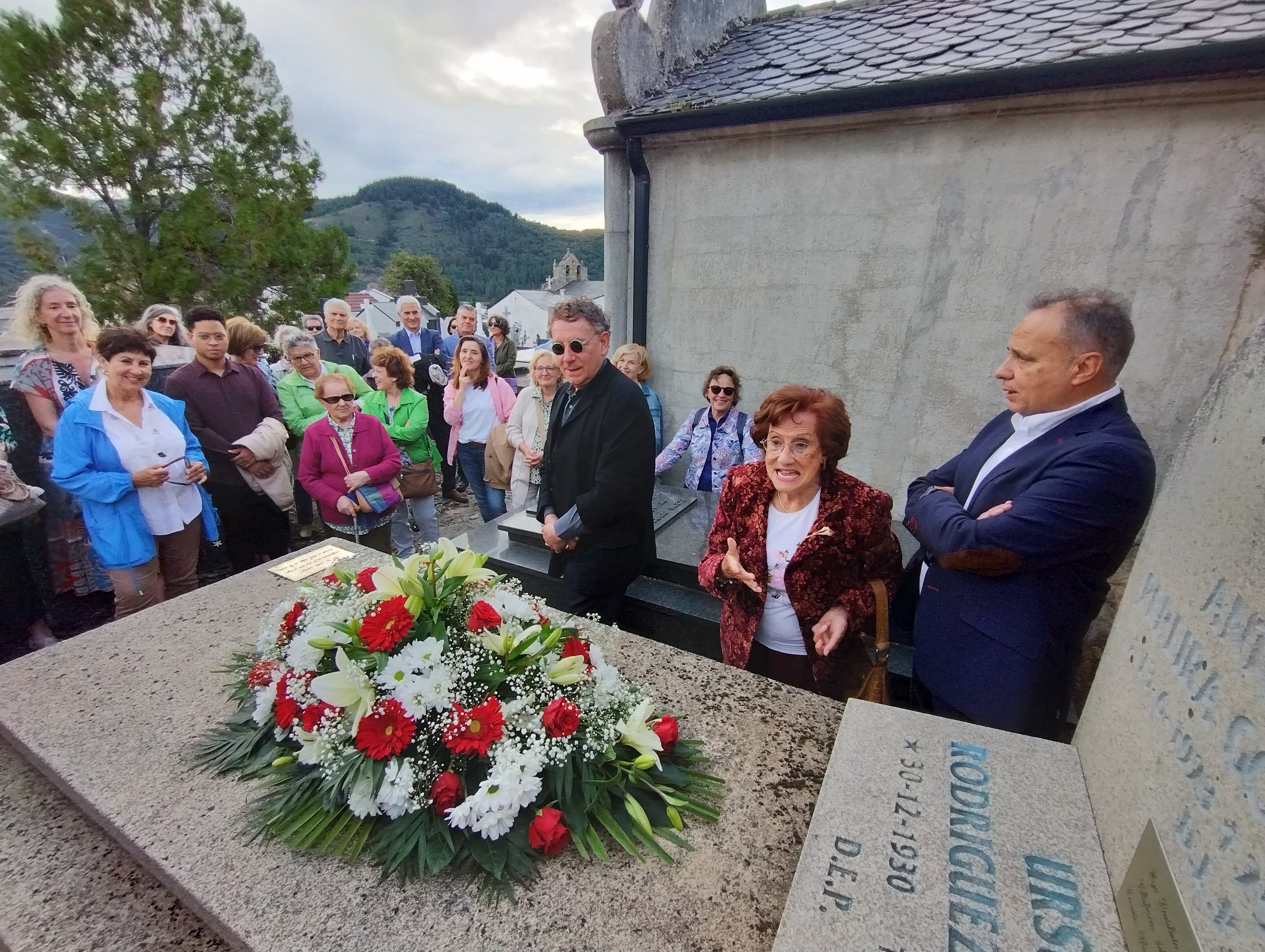 Beatriz, la hermana de Antonio, acompañada de Joaquín Otero y Juan Carlos Mestre