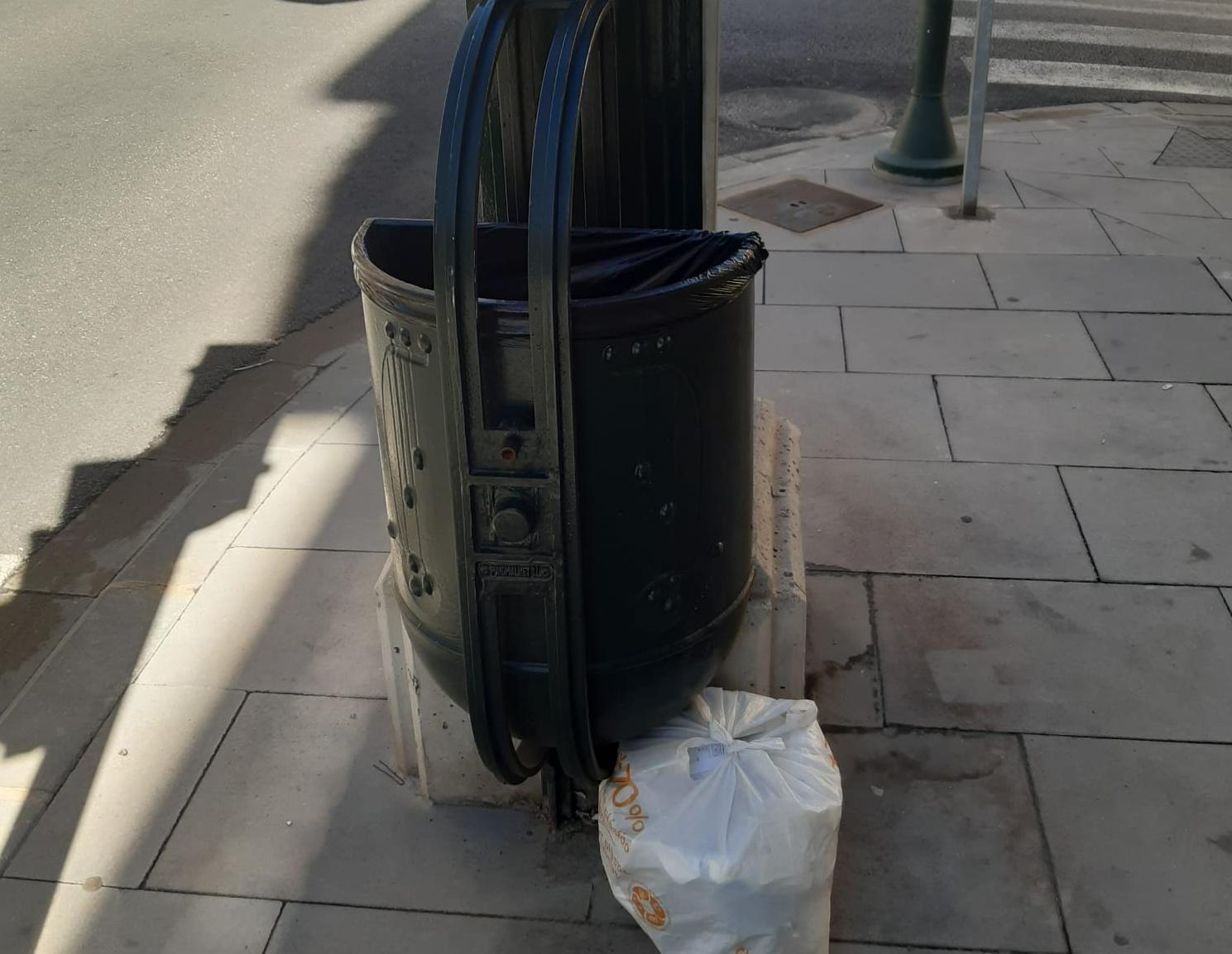 Una de las sanciones que tramita el Ayuntamiento es por dejar esta bolsa en la vía pública y no depositarla en un contenedor.
