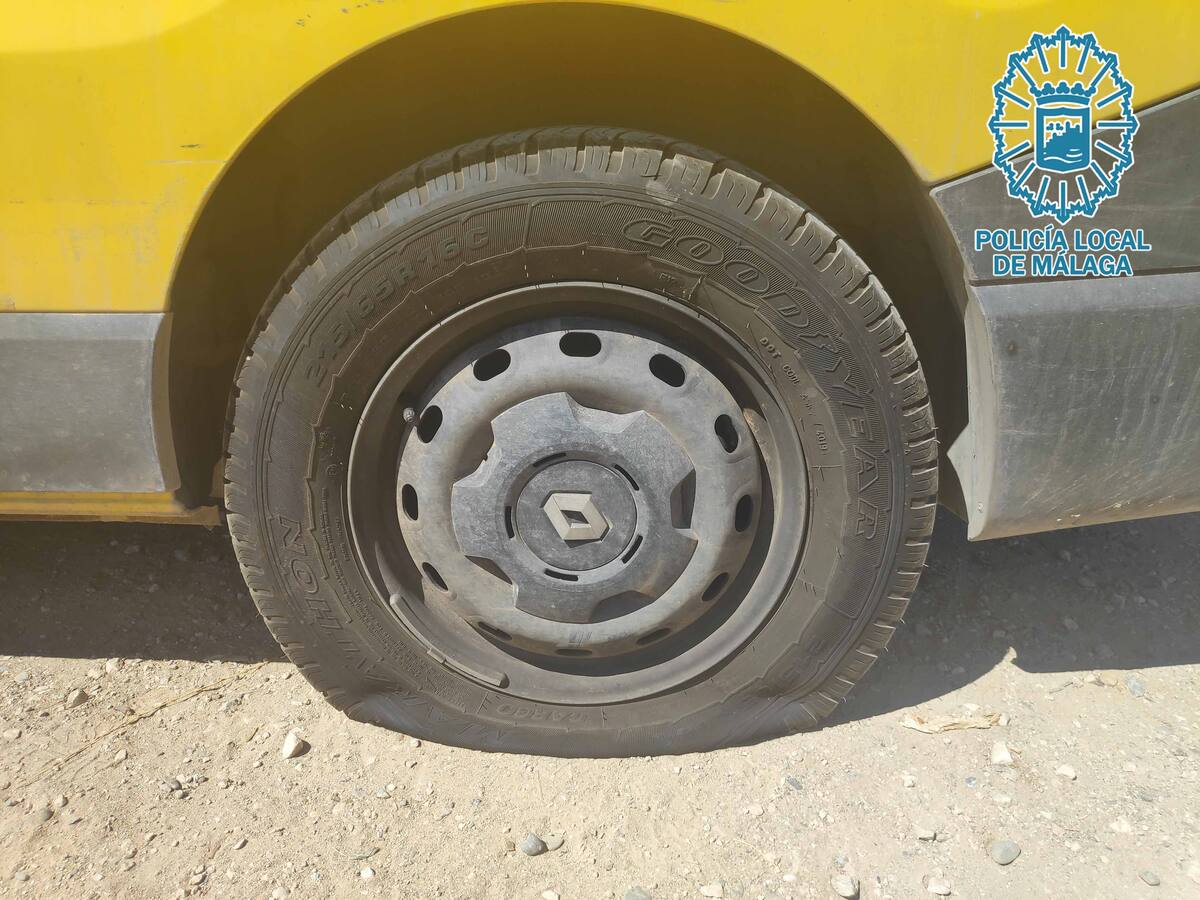 Detenido por pinchar con un cuchillo las ruedas de, al menos, 22 coches en Málaga