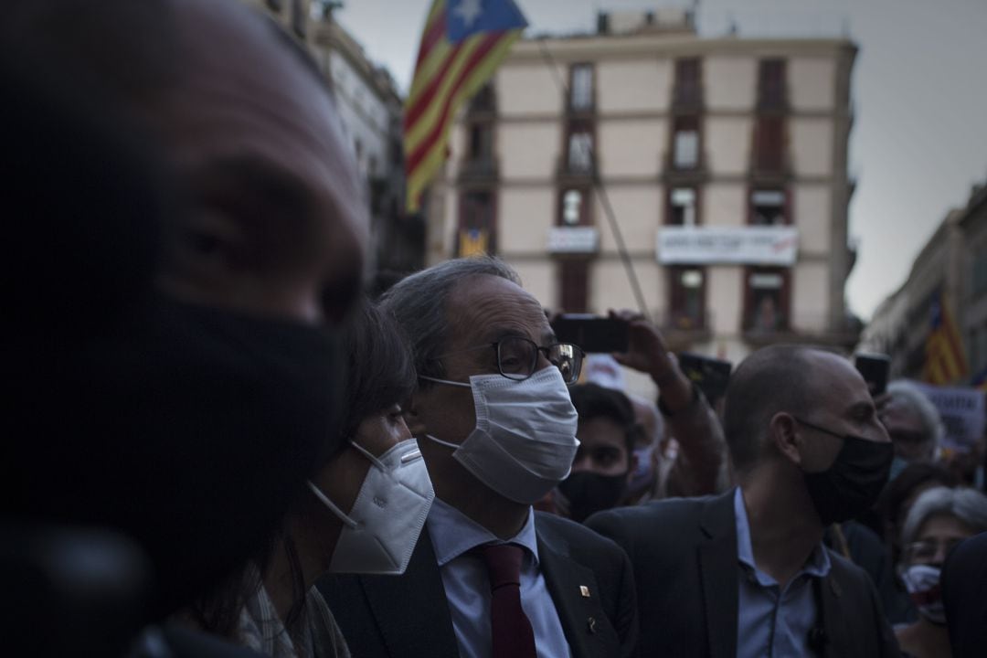 Quim Torra junto a su mujer y escoltas es día de su inhabilitación como president de la Generalitat