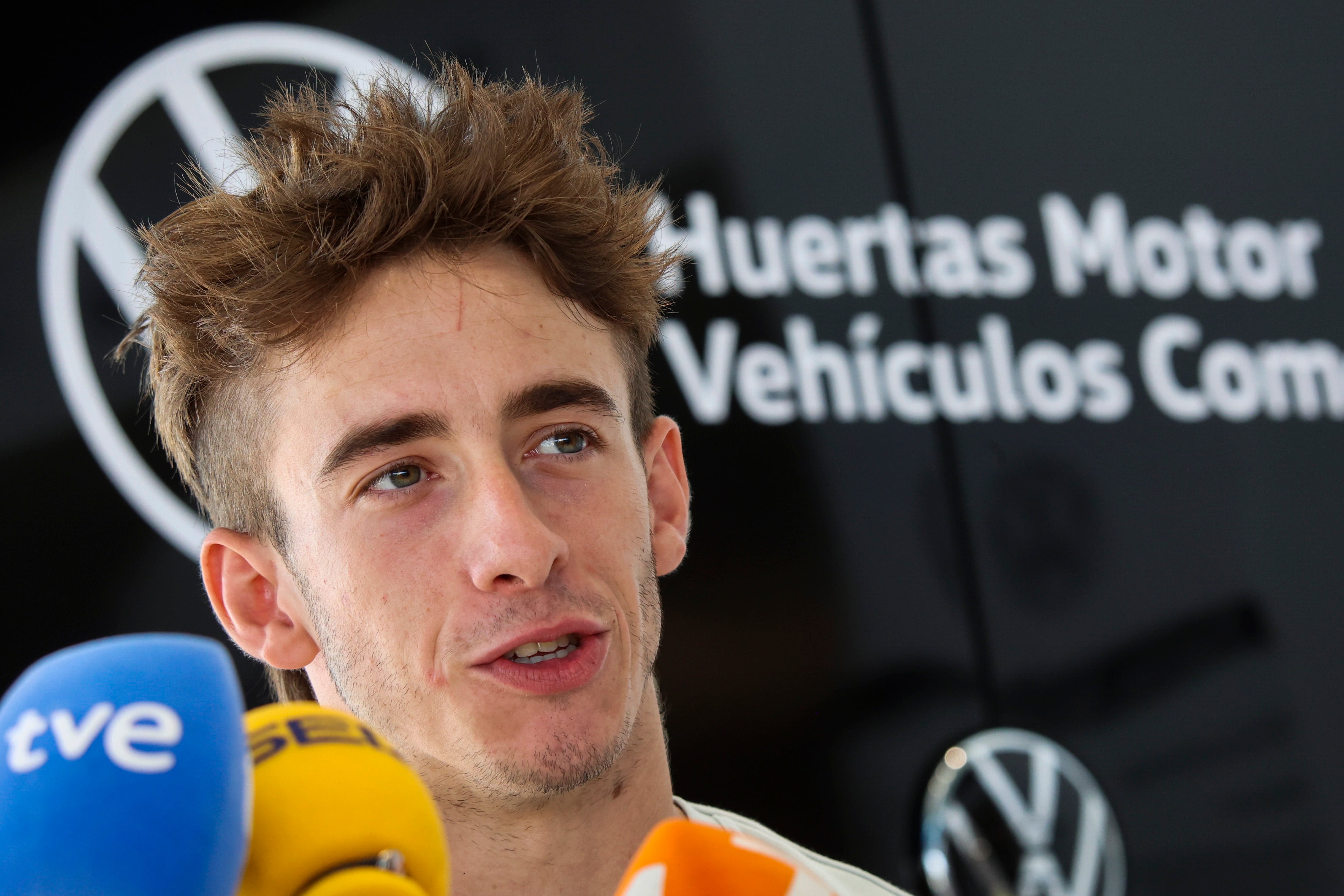 MUR01.MURCIA, 02/07/2025.- El piloto Pedro Acosta en un evento para presentar oficialmente el acuerdo por el que Huertas Motor Volkswagen Vehículos Comerciales se convierte en socio de movilidad del piloto este miércoles, en Murcia. EFE/ Juan Carlos Caval
