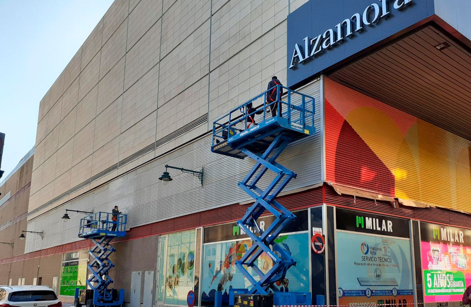 El Centro Comercial Alzamora espera que los trabajos de pintura concluyan en pocos días