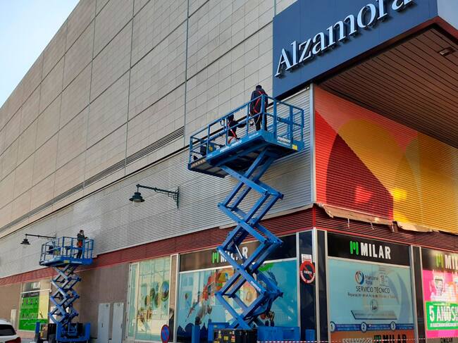 El Centro Comercial Alzamora espera que los trabajos de pintura concluyan en pocos días